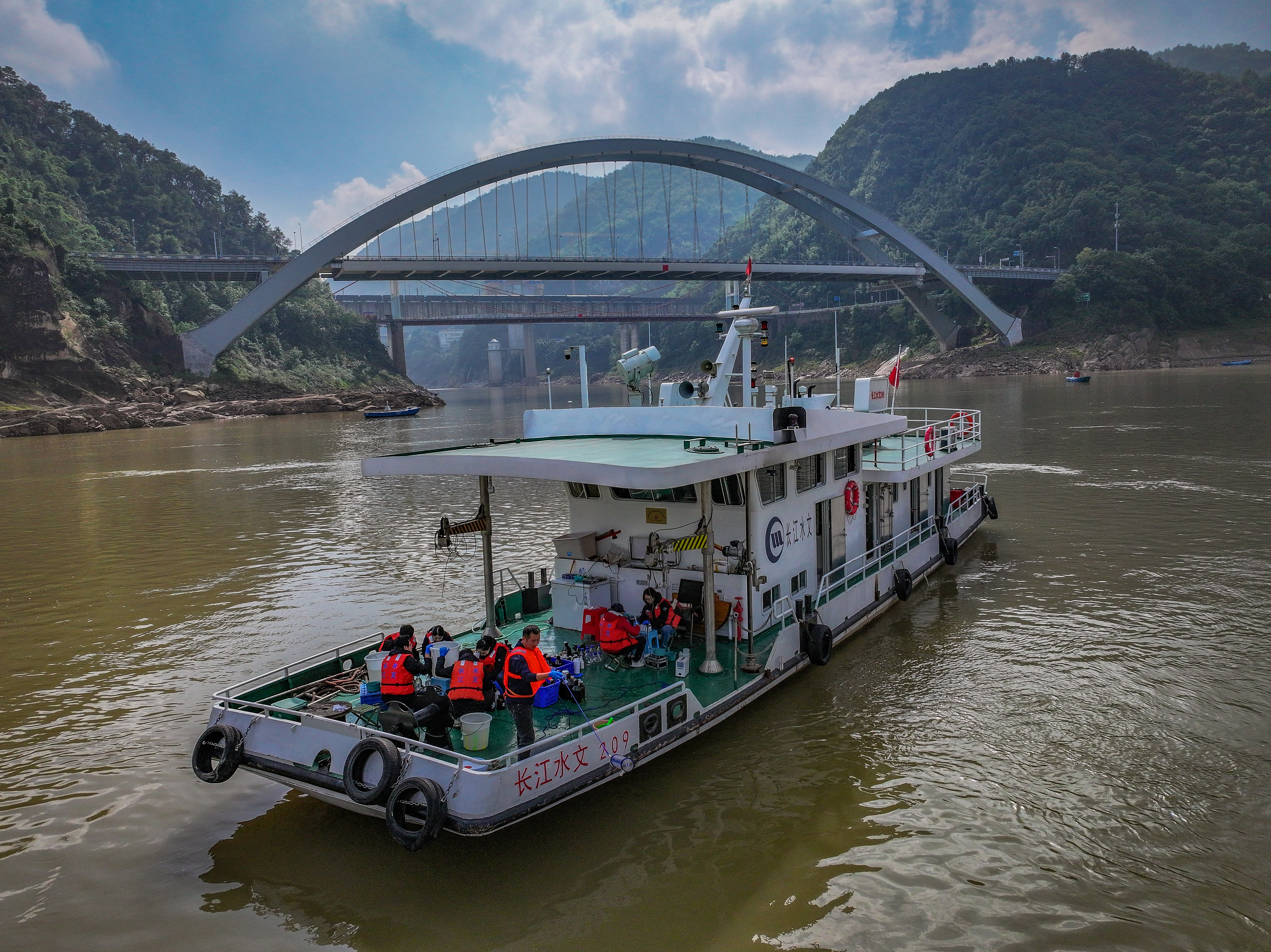 在嘉陵江北碚朝阳正码头水域，监测人员正在采集水样。首席记者 龙帆 摄
