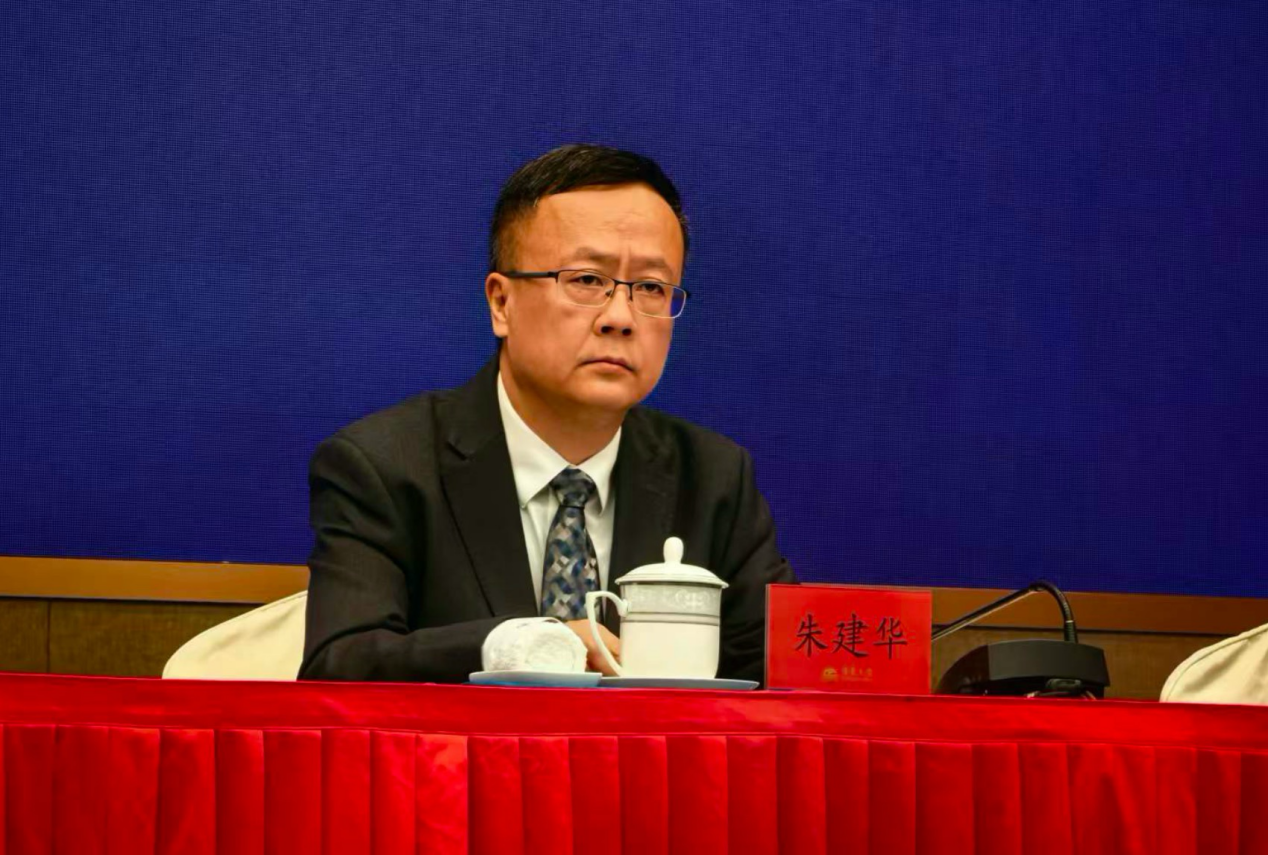 广东省委教育工委副书记、省教育厅党组副书记朱建华。