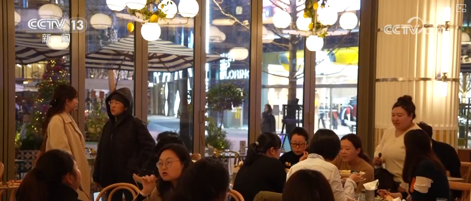 消费“升温”场景“上新” 各地节前市场热气升腾迎来“开门红”