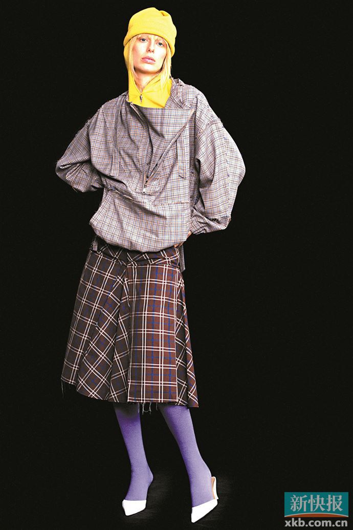 不论长裙短裙，加入彩色连裤袜的搭配都能使整体造型完成度更高。