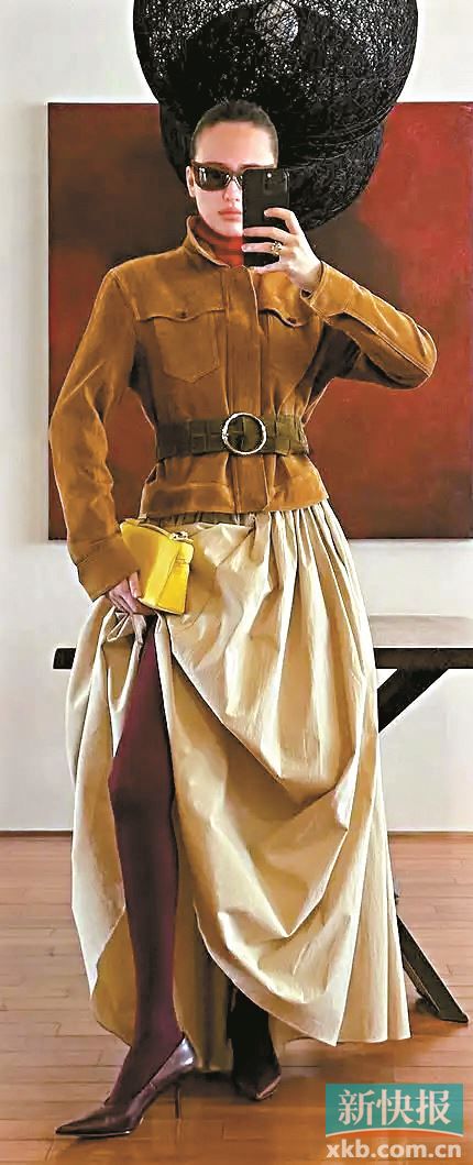 让温暖色调层层递进，营造复古又高级的冬日造型穿搭氛围。