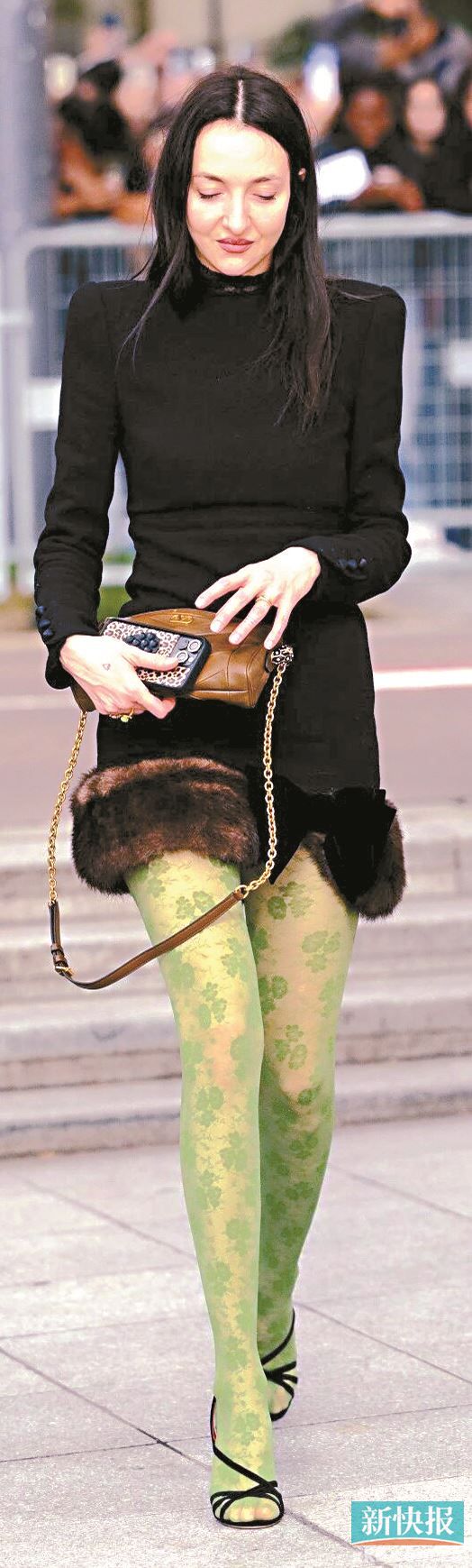 亮色系蕾丝彩袜能为冬日较为厚重沉闷的造型增添跳色亮点。