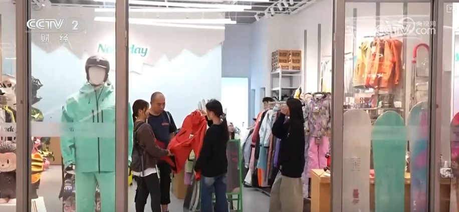 从天然雪原到科技雪场，“冰雪+”没有淡季！“冷冰雪”打破时空界限开辟红火大市场