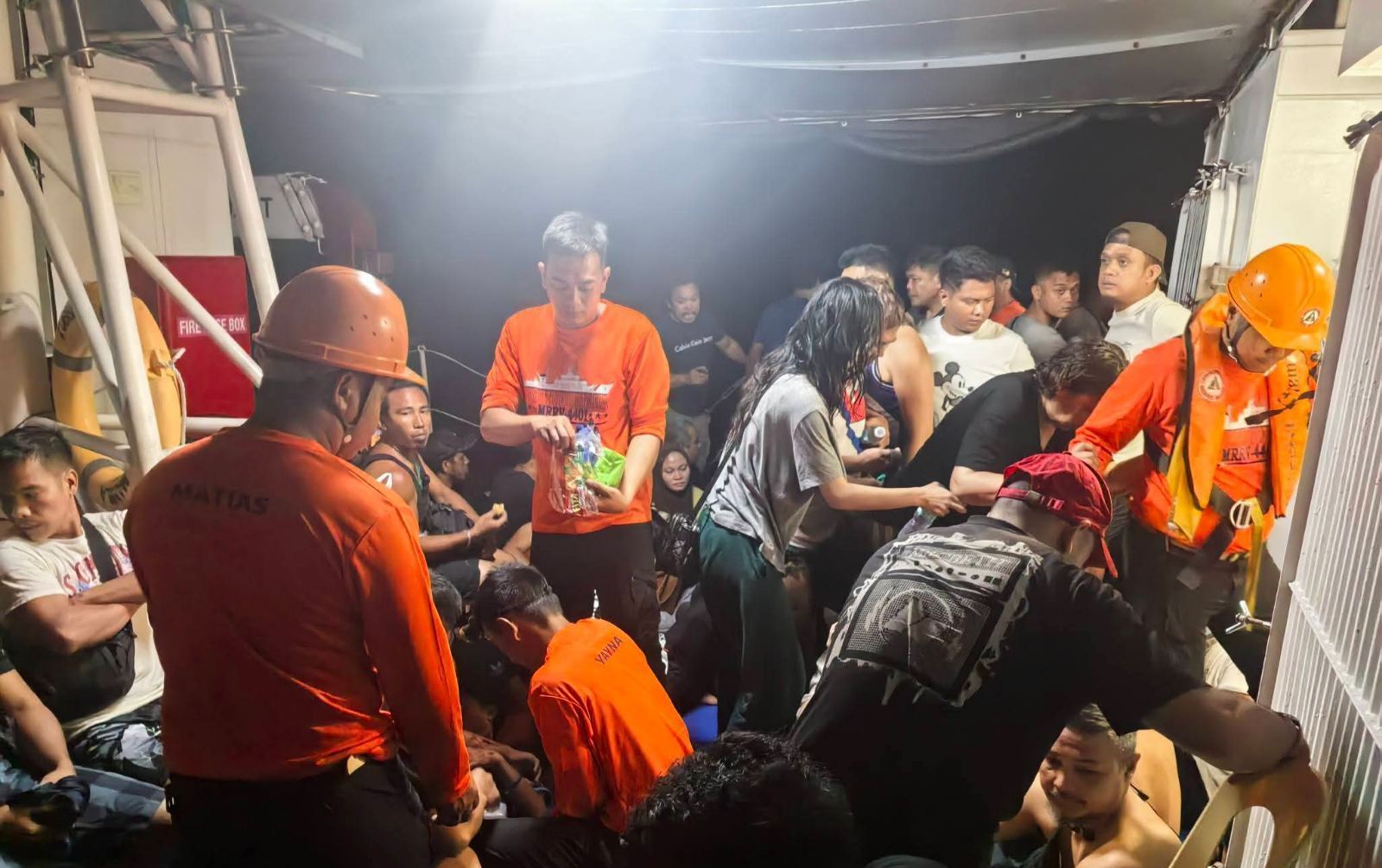 菲律宾一载有350多人的船只倾覆 搜救行