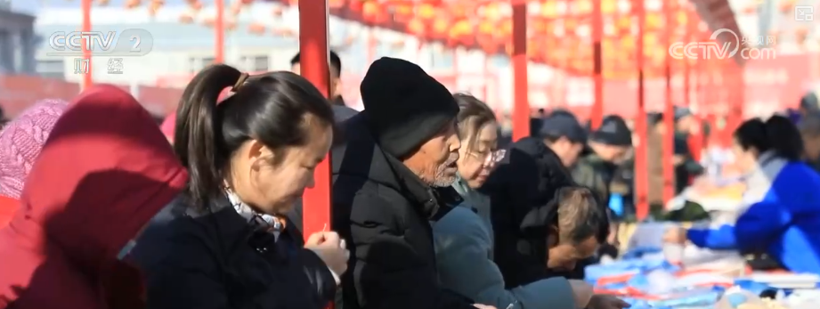 百年大集出圈圈粉海外游客 特色年货走俏“小而美”创新品类拓宽消费新场景