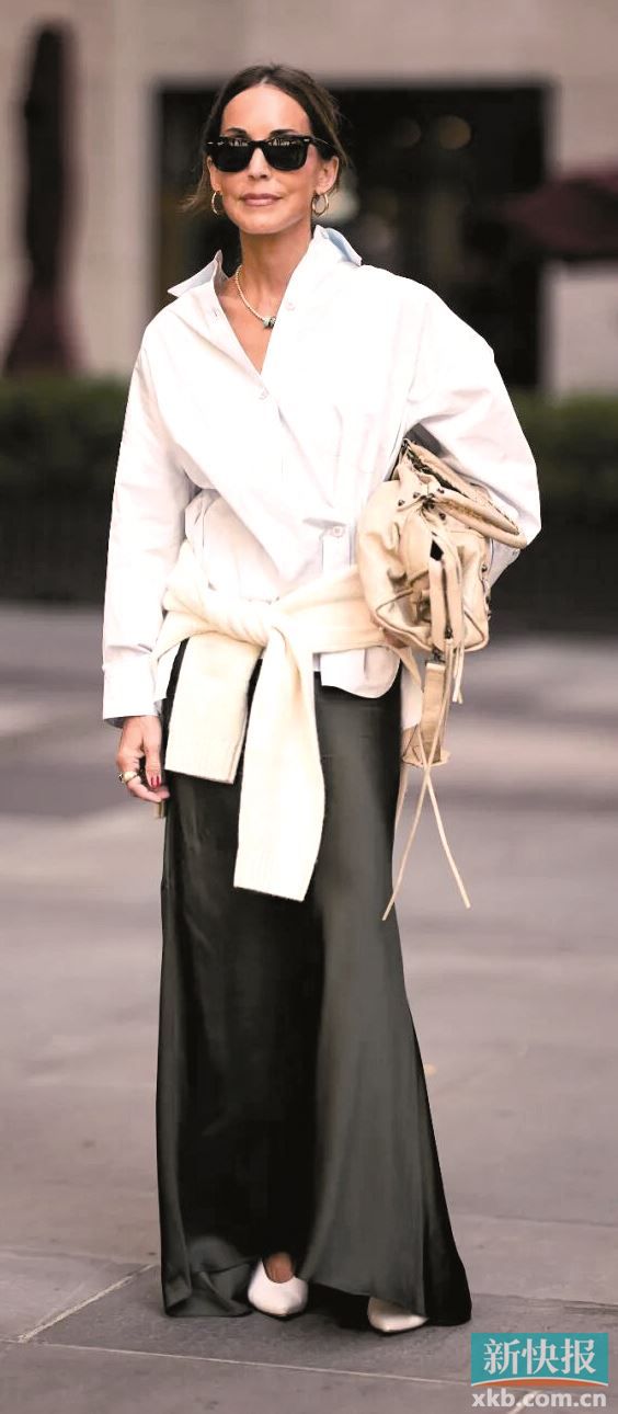 将轻盈与厚重、柔软与硬朗的单品巧妙混搭，营造整体造型穿搭的柔和力量感。