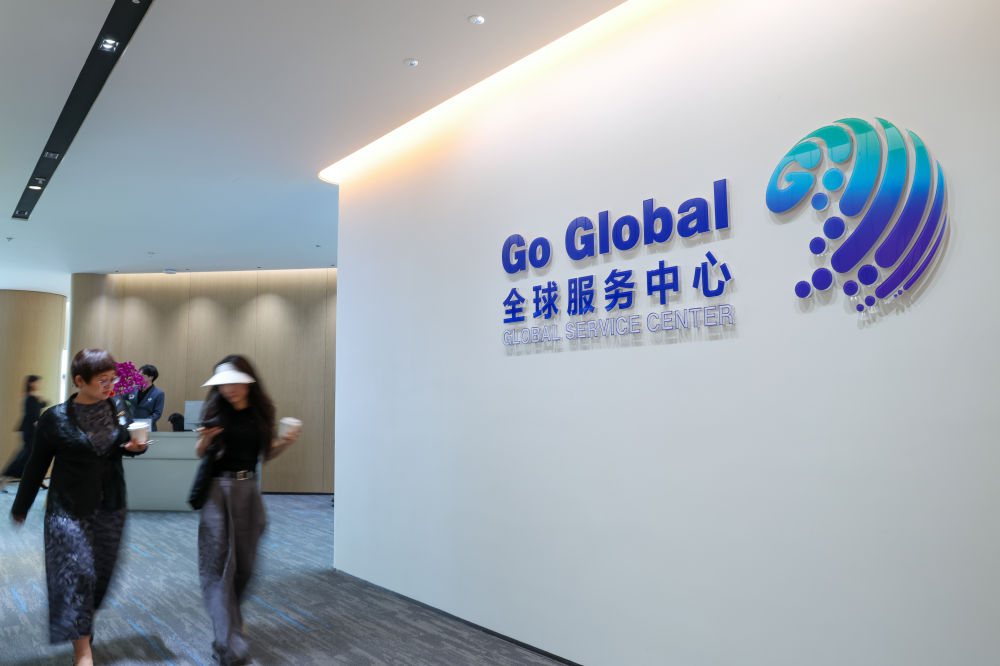 2025年4月29日，来访者走在位于深圳市南山区的全球服务中心内。新华社记者 毛思倩 摄