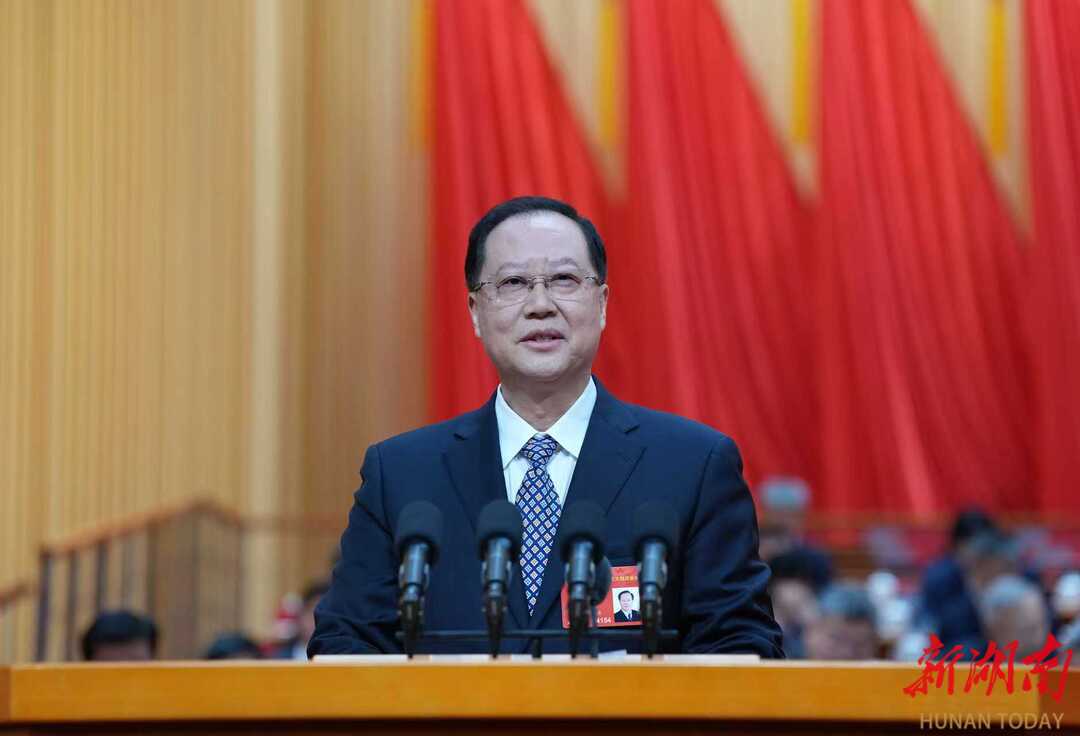 （省委副书记、省人民政府省长毛伟明作政府工作报告。）