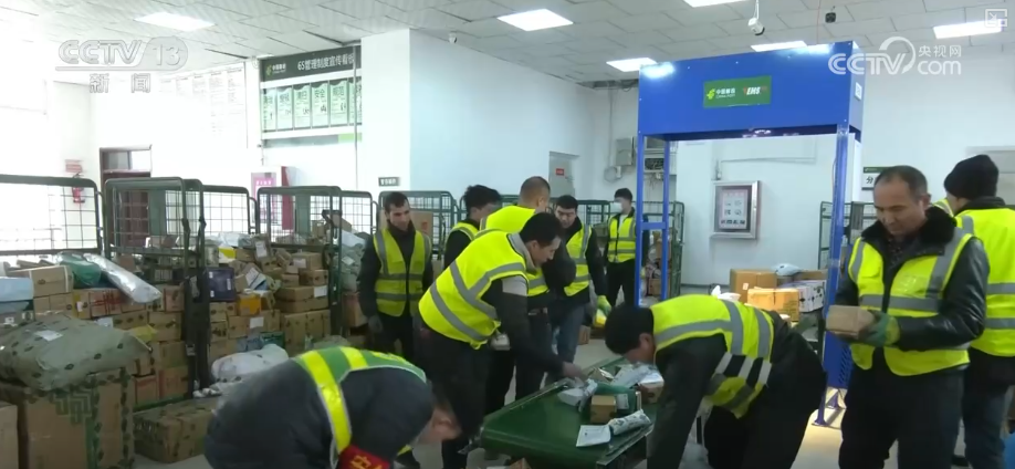 特色年货寄递开启“春运模式” 新春暖意随包裹直达千家万户