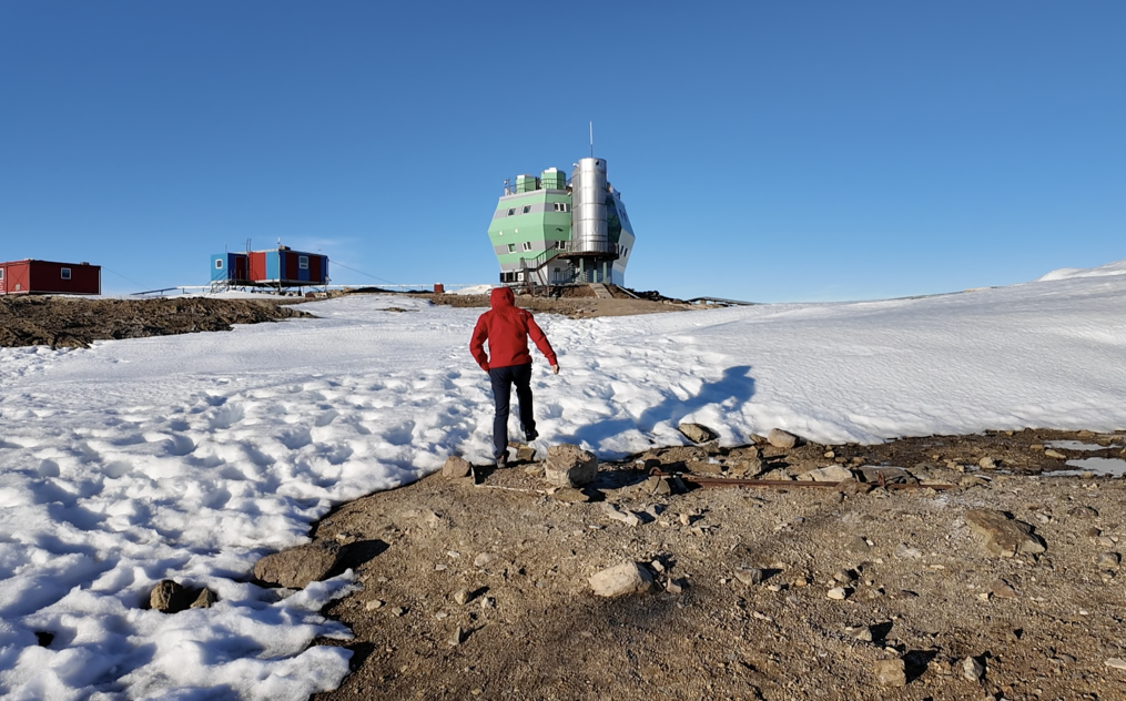 中国科学家在南极“追光”