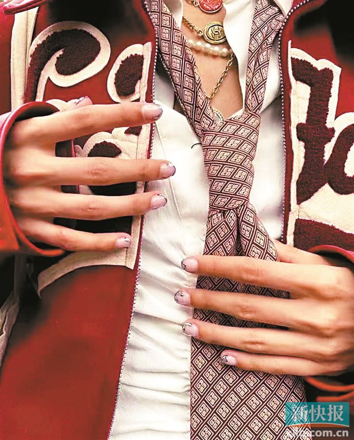 叛逆学院风宽大外套只要有廓形，就可以是西装、皮衣或是棒球夹克等任何款式。