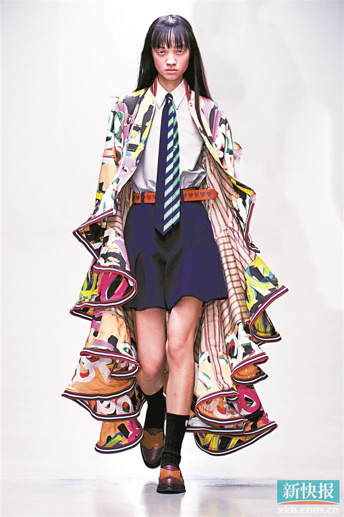 叛逆学院风宽大外套只要有廓形，就可以是西装、皮衣或是棒球夹克等任何款式。