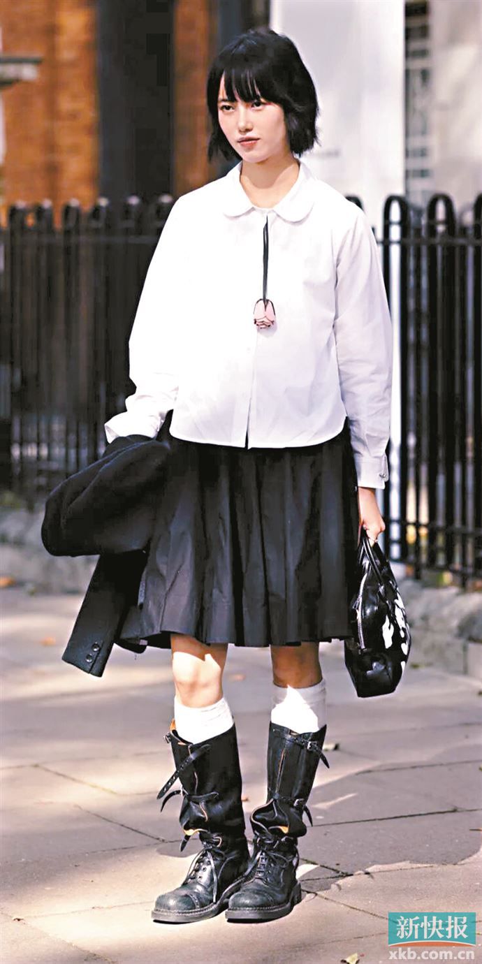 黑色或更轻薄的中筒袜、小腿袜甚至叠搭长靴，可以化解褶皱带来的&ldquo;体积感&rdquo;。