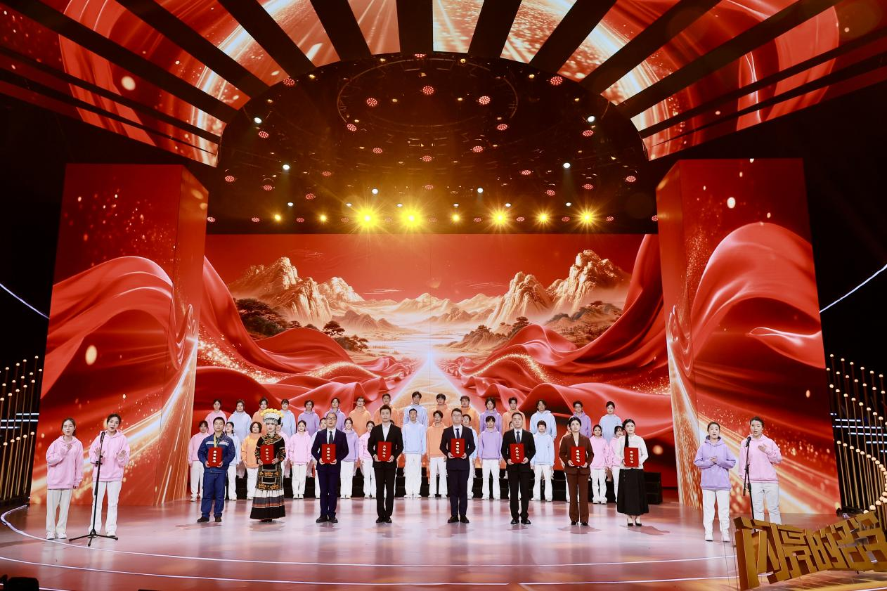 片尾曲合唱：《有 我》  演唱者：“最美高校毕业生”及中央音乐学院 学生