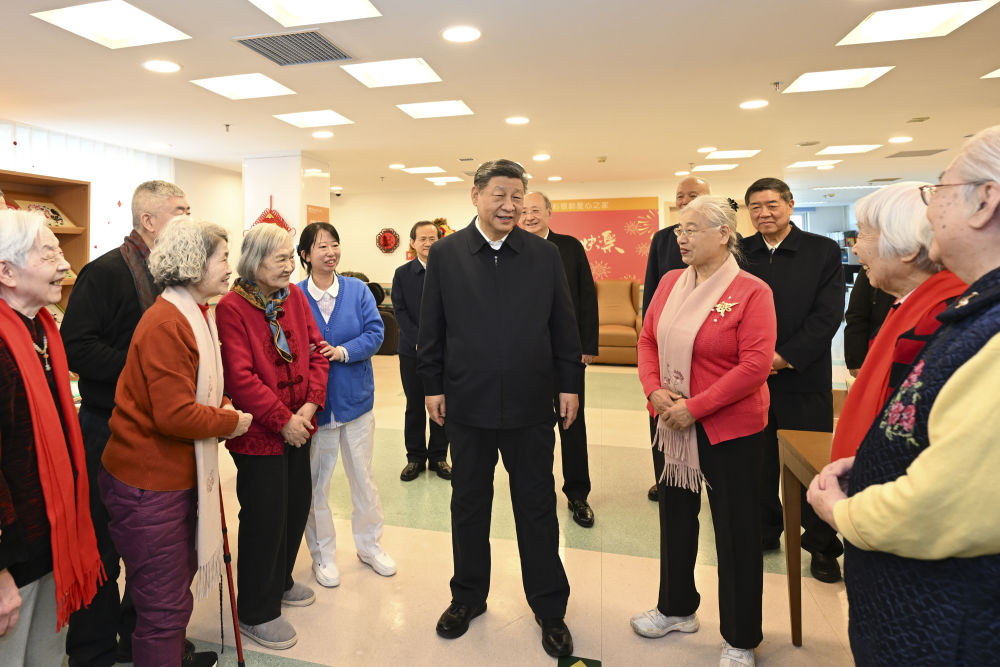 &emsp;&emsp;2月9日至10日，中共中央总书记、国家主席、中央军委主席习近平在北京考察并看望慰问基层干部群众。这是10日上午，习近平在西城区&ldquo;吾老&middot;新街&rdquo;养老服务街区银龄老年公寓考察时，同老人们亲切交流。