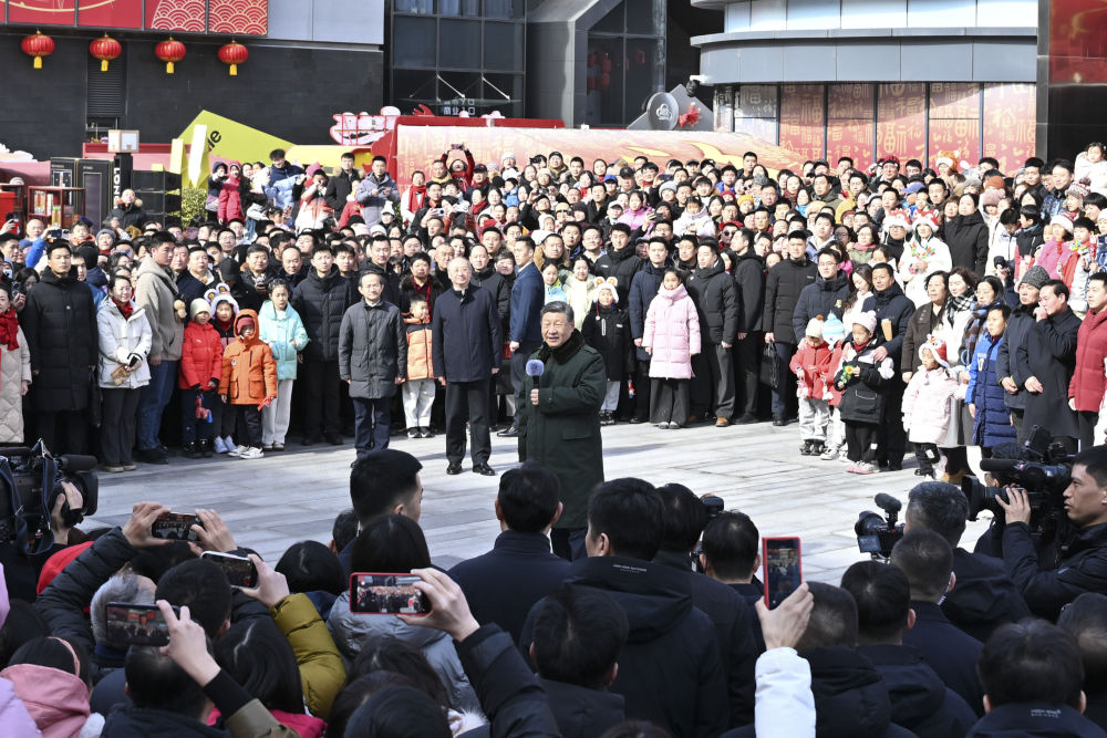&emsp;&emsp;2月9日至10日，中共中央总书记、国家主席、中央军委主席习近平在北京考察并看望慰问基层干部群众。这是10日上午，习近平在东城区隆福寺街区考察时，向全国各族人民和香港同胞、澳门同胞、台湾同胞、海外侨胞致以美好的新春祝福。