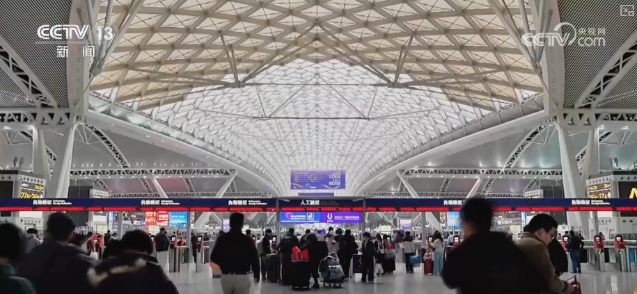 又是一年春运时 从排队抢票到指尖购票感知用心守护新春团圆