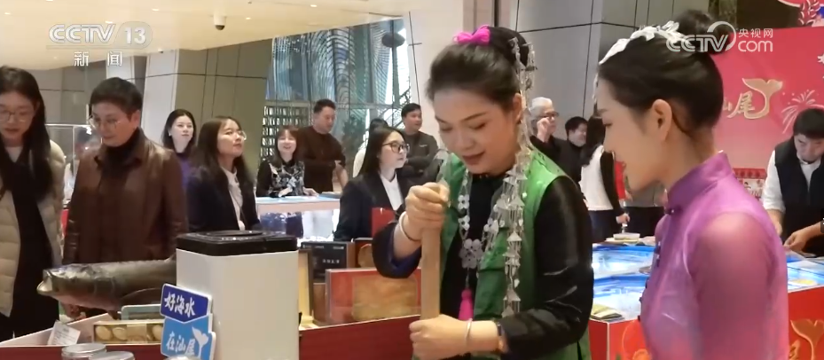 节前消费“新意”满满 “传统年货+现代科技”让年的味道更丰富