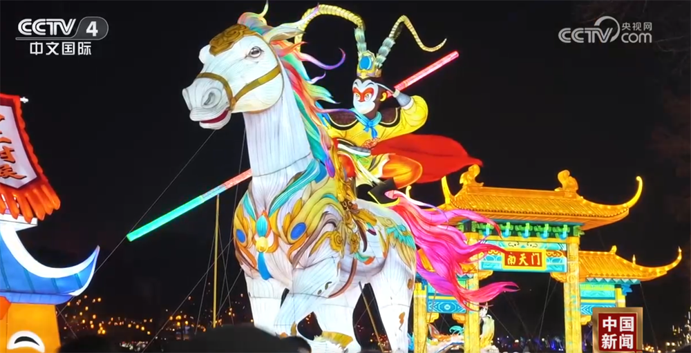 特色大型灯彩光影璀璨“点燃”新春氛围感 流光溢彩中“邂逅”非遗文化魅力