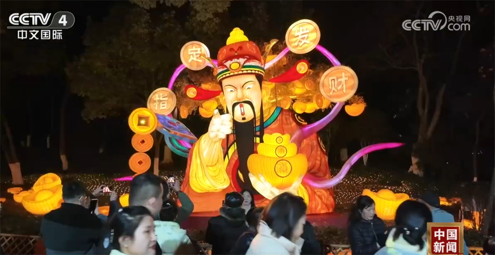 特色大型灯彩光影璀璨“点燃”新春氛围感 流光溢彩中“邂逅”非遗文化魅力