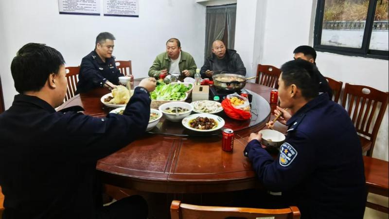 高速交警邀“义务巡逻员”共吃年夜饭 警民共守平安路_央视网报_央视网(cctv.com)