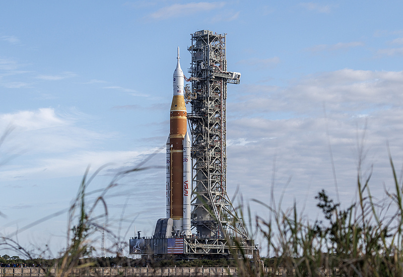 美拟将载人绕月飞行任务火箭和飞船撤回装配