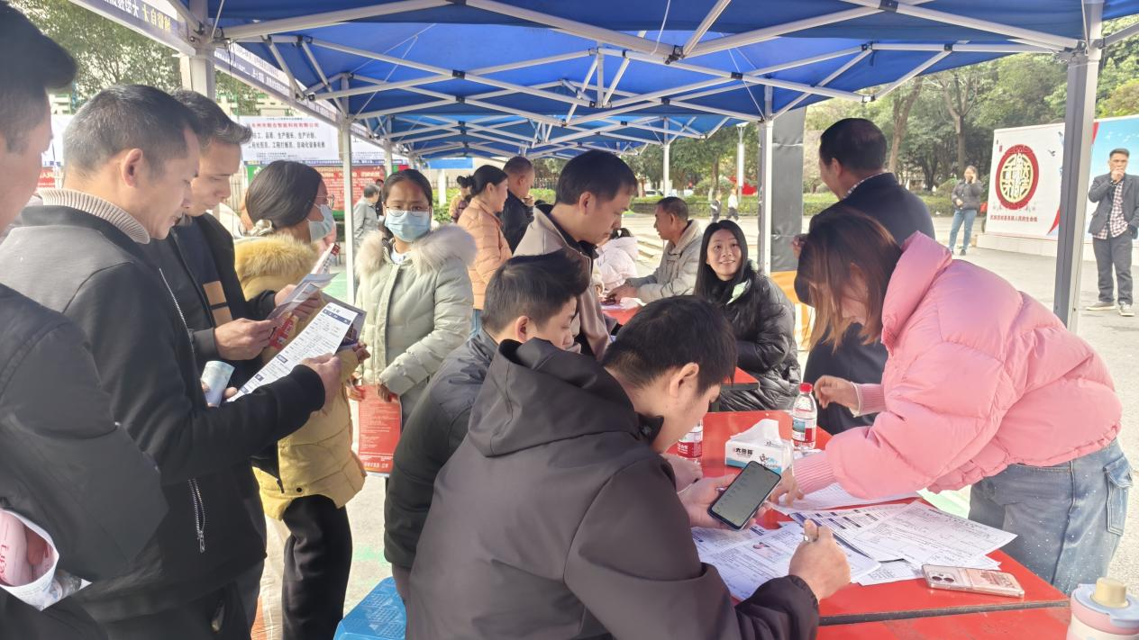 展位前的求职者（余涛/摄）