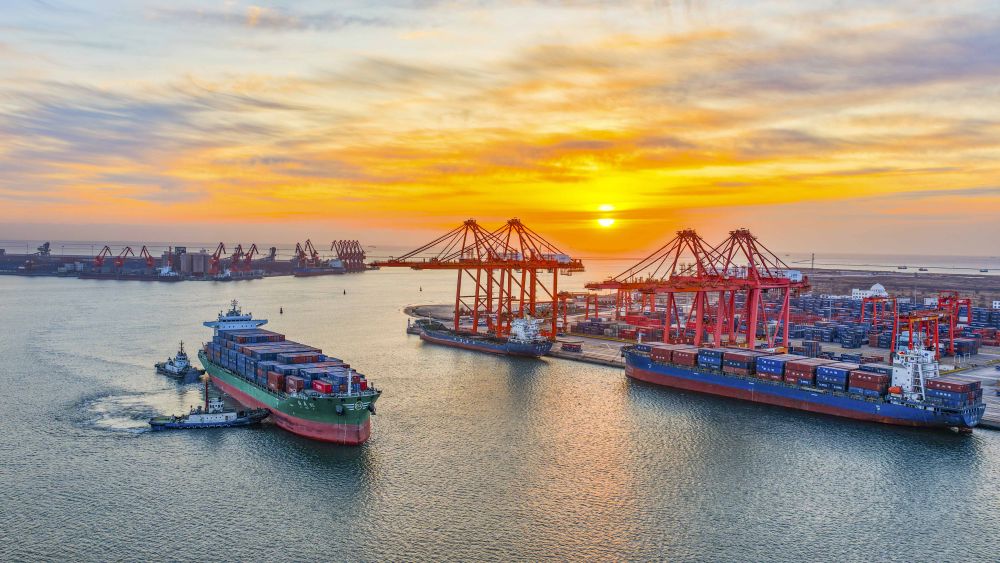 2026年1月19日，一艘货轮在拖船的协助下驶入河北省唐山港京唐港区集装箱码头（无人机照片）。