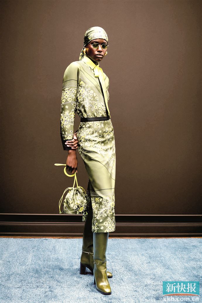 选择与服饰同款的头巾，整体造型的细节呼应更彰显高级感。