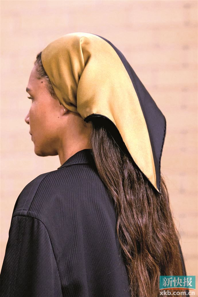 法式慵懒风的头巾绑法关键在于&ldquo;松而不垮&rdquo;，可将U型夹藏在头发里固定头巾以保留些许随意感。