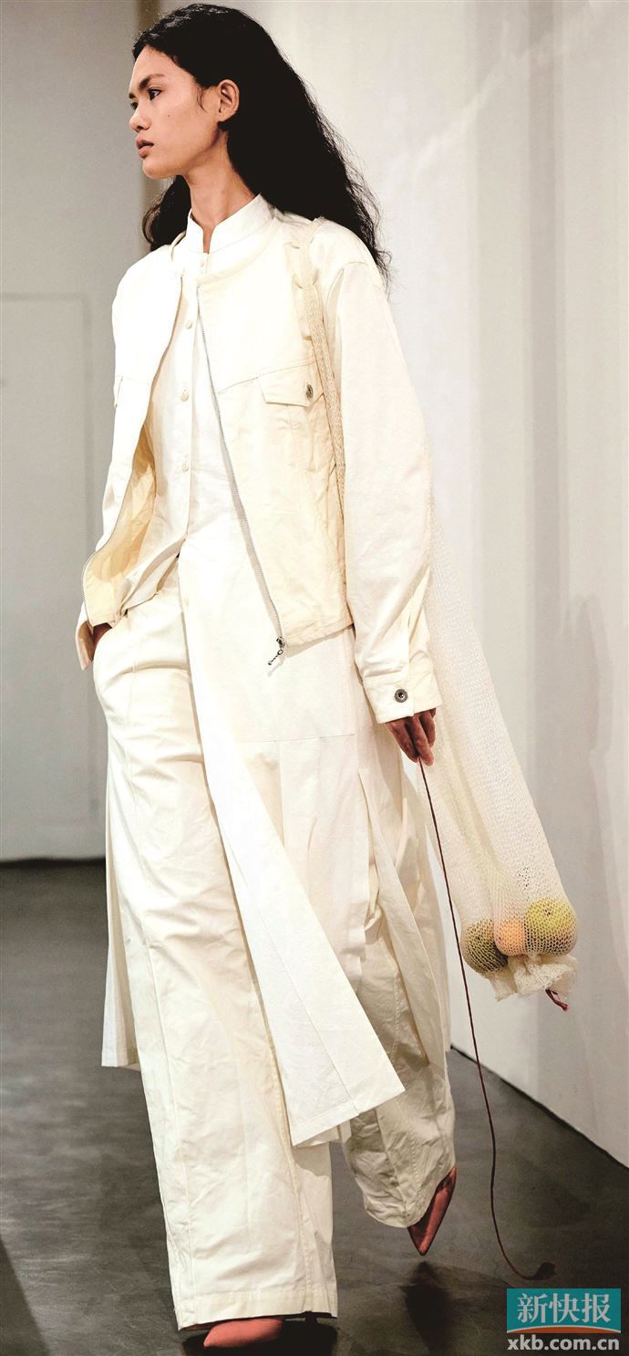 米白色极简立领衬衫搭同色系阔腿裤，兼具温婉清冷与挺拔儒雅。