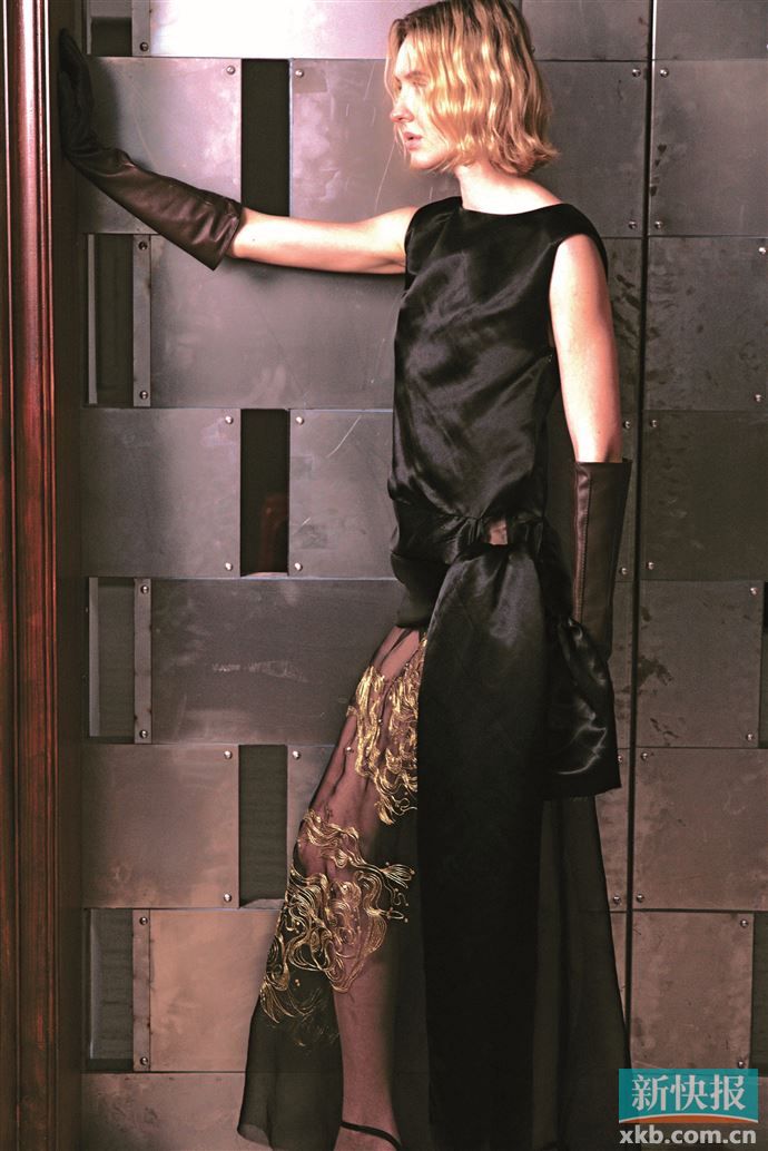 抽象的中式线条既保留刺绣的细腻，又不破坏整体的简约版型。