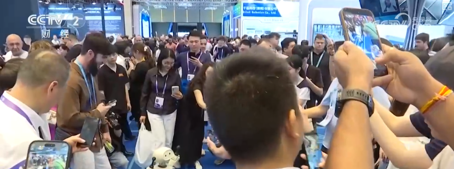 从“会执行”向“会思考、会成长”跨越 国产服务机器人广交会“出圈”圈粉