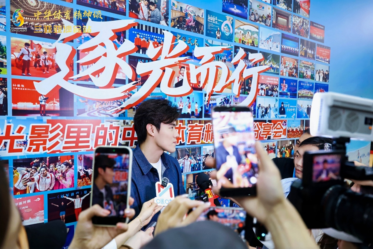 王长浩参观影像展后接受采访