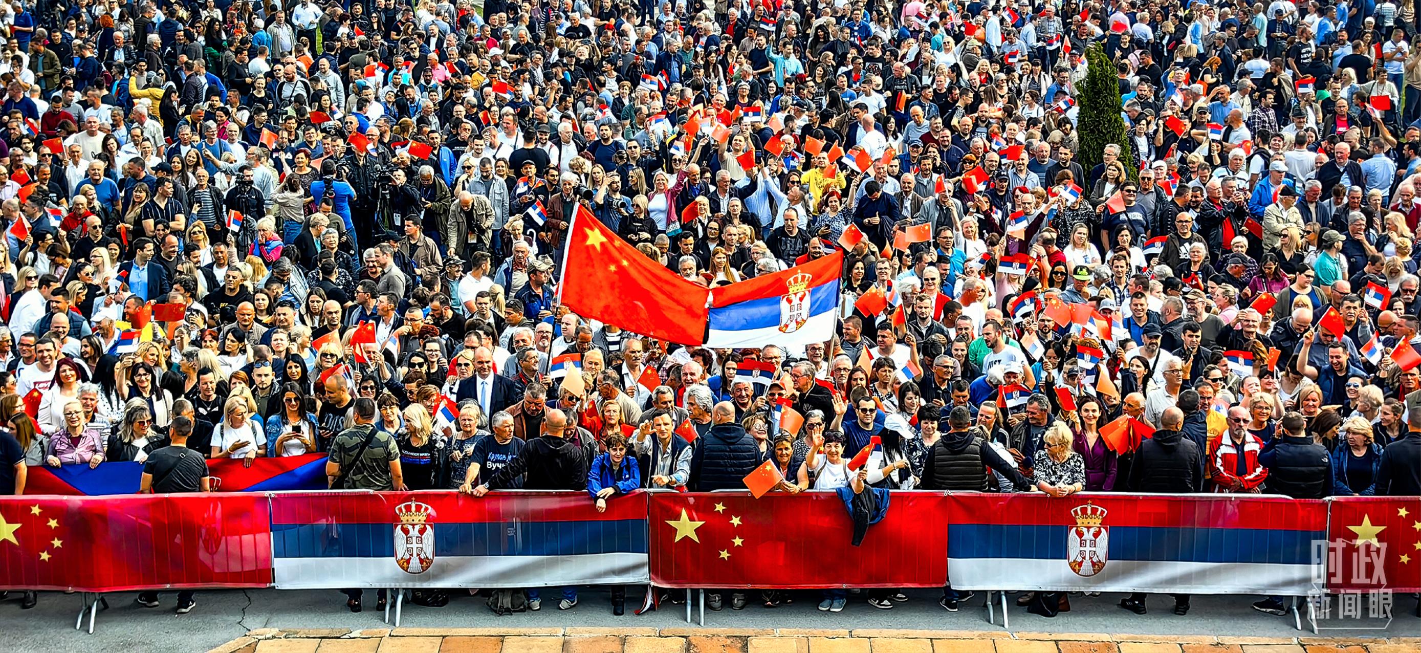 △当地时间2024年5月8日上午，塞尔维亚大厦广场，民众挥舞中塞国旗，欢迎习主席到访。（总台央视记者段德文拍摄）