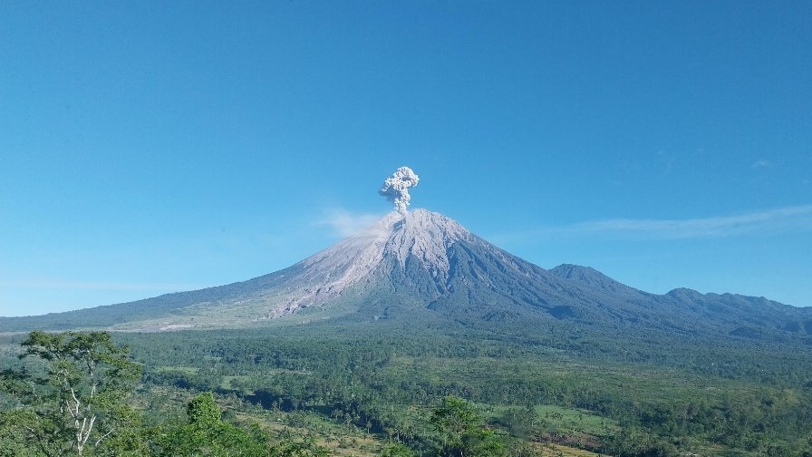 印尼塞梅鲁火山喷发 灰柱高约1300米