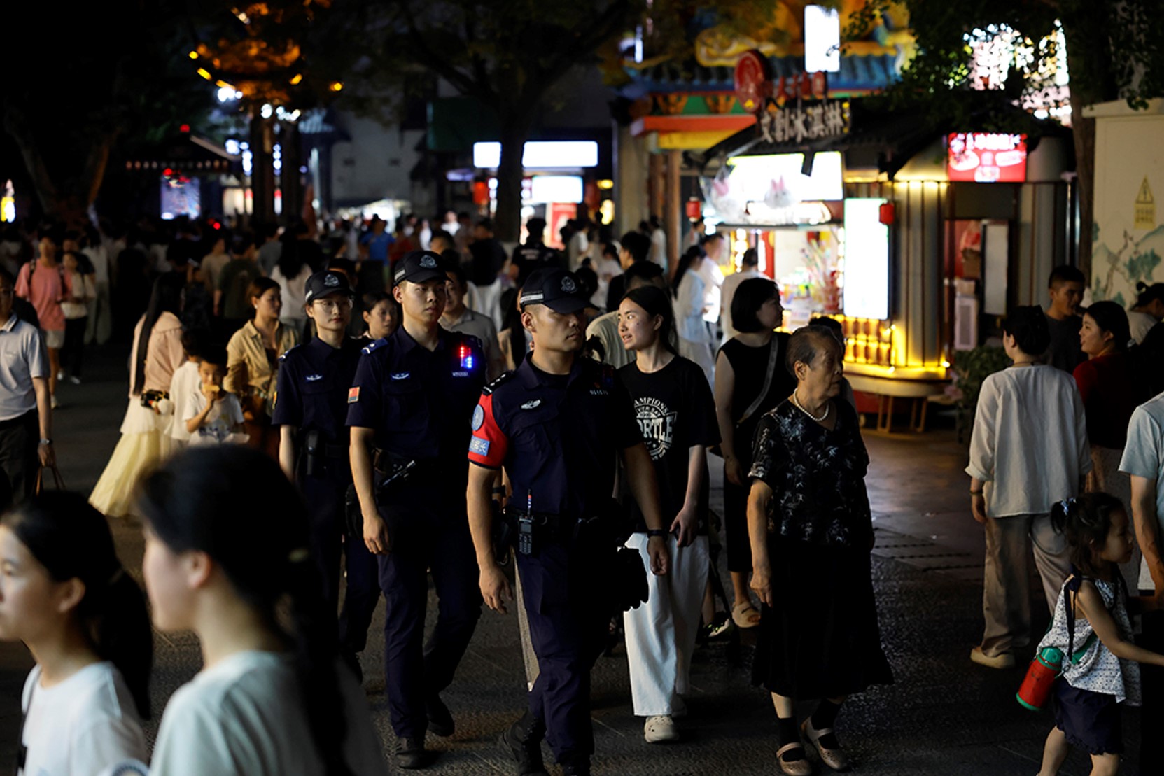 特警小队正在巡逻 央视网记者 谢博韬 摄