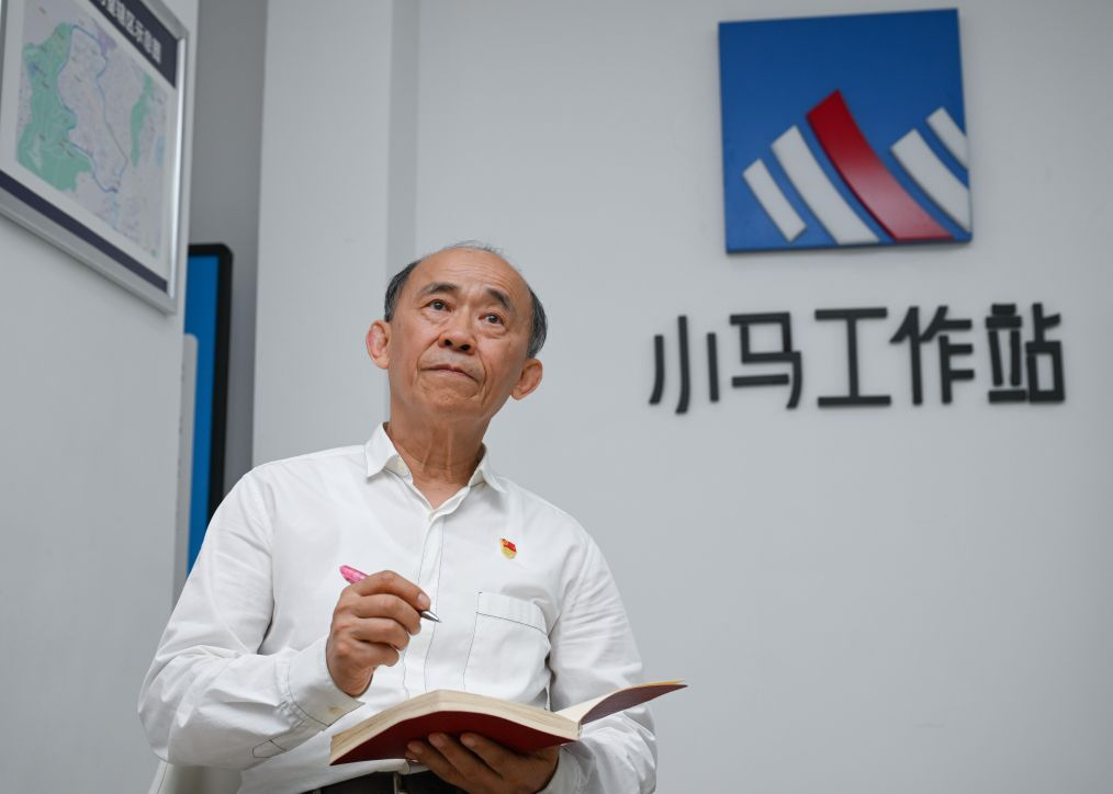 在重庆市两江新区观音桥街道明珠社区，&ldquo;老马&rdquo;在笔记本上写下当天的感受（6月17日摄）。
