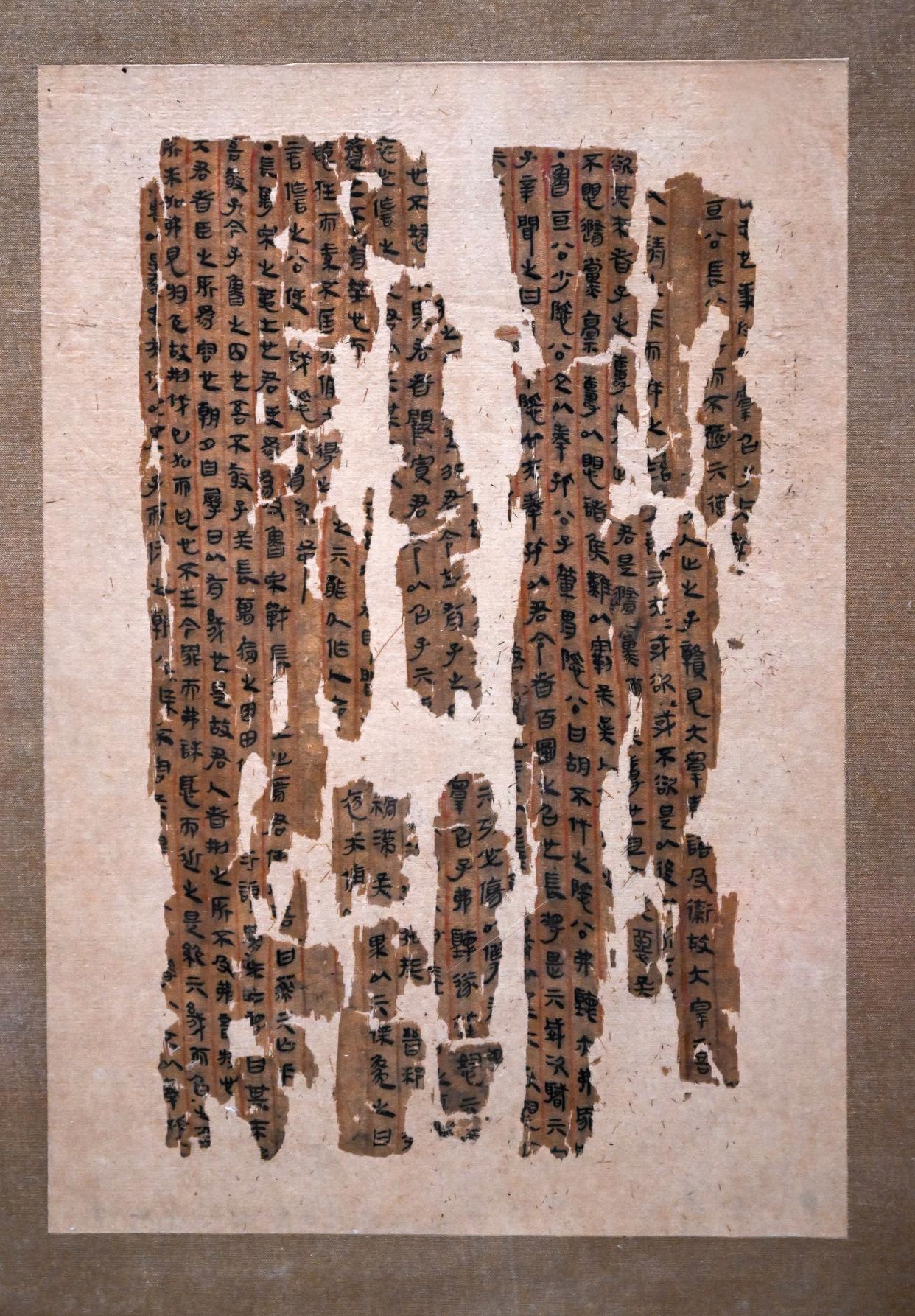 这是展出的马王堆帛书《春秋事语》（7月16日摄）。新华社记者 金良快 摄