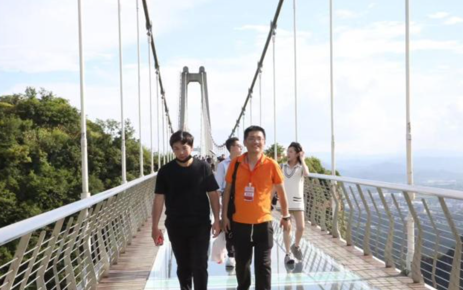 两岸青年参观琼台仙谷。 天台县台办 供图