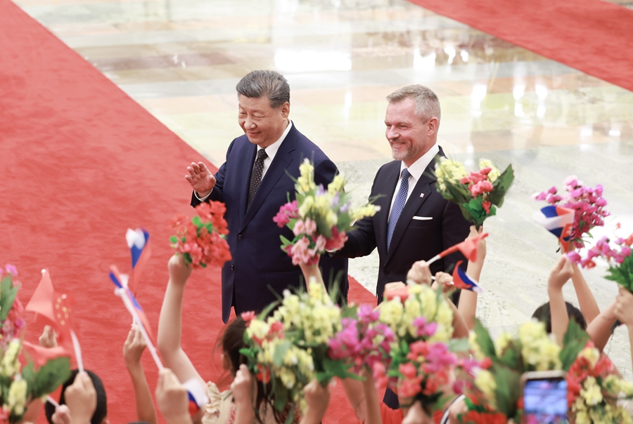&emsp;&emsp;7月28日上午，国家主席习近平在北京人民大会堂同来华进行国事访问的斯洛伐克总统佩列格里尼举行会谈。这是会谈前，习近平在人民大会堂北大厅为佩列格里尼举行欢迎仪式。