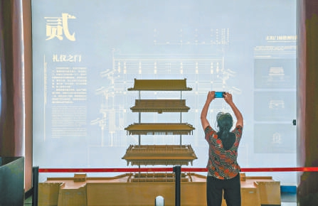 正阳门城楼模型将建筑结构细节清晰呈现。（武亦彬 摄）