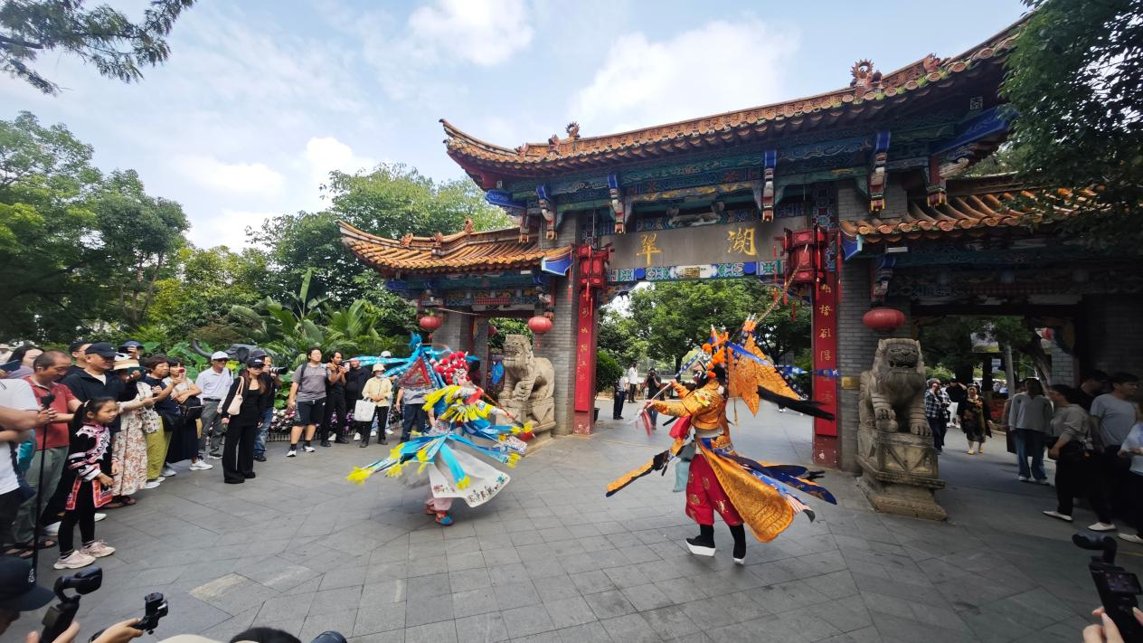 闽剧武旦与滇剧花脸演绎经典折子戏《战金山》