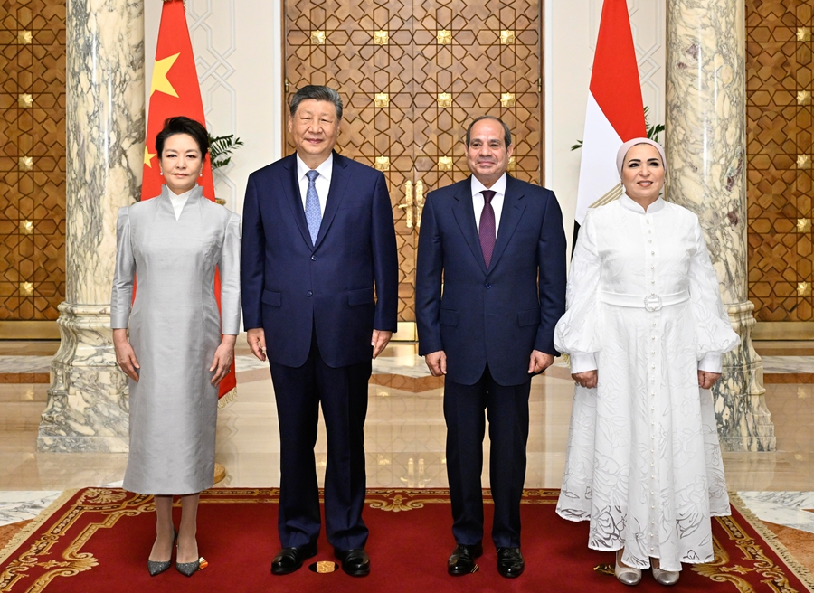 &emsp;&emsp;当地时间9月2日上午，埃及总统塞西同中国国家主席习近平在开罗太阳宫举行会谈。这是习近平和夫人彭丽媛同塞西和夫人依缇萨尔在两国国旗前合影。