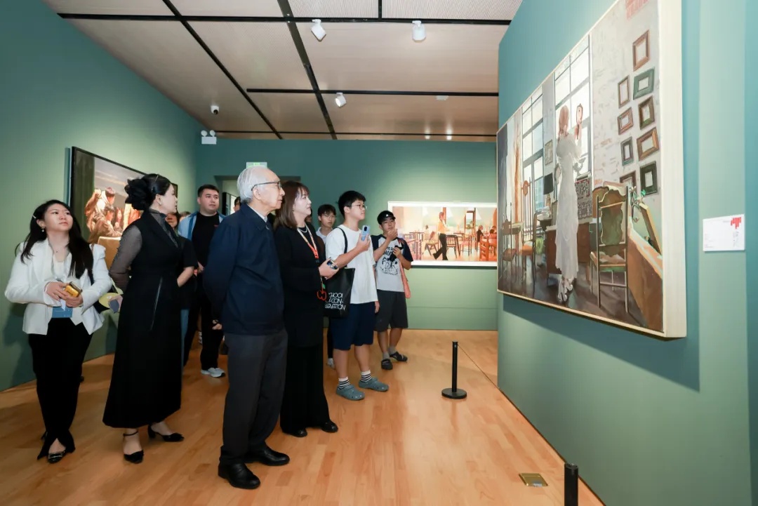 嘉宾参观展览