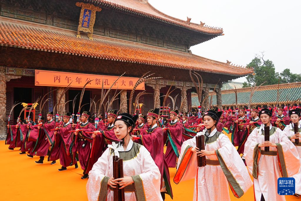 9月28日,在2026丙午年公祭孔子大典上,演职人员表演乐舞。新华社记者 朱峥 摄