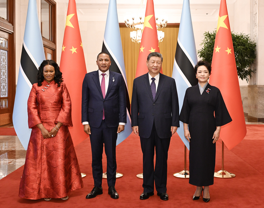 10月13日下午，国家主席习近平在北京人民大会堂同来华进行国事访问的博茨瓦纳总统博科举行会谈。这是会谈前，习近平和夫人彭丽媛在人民大会堂北大厅为博科和夫人卡奥内举行欢迎仪式。
