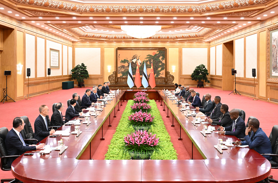 10月13日下午，国家主席习近平在北京人民大会堂同来华进行国事访问的博茨瓦纳总统博科举行会谈。