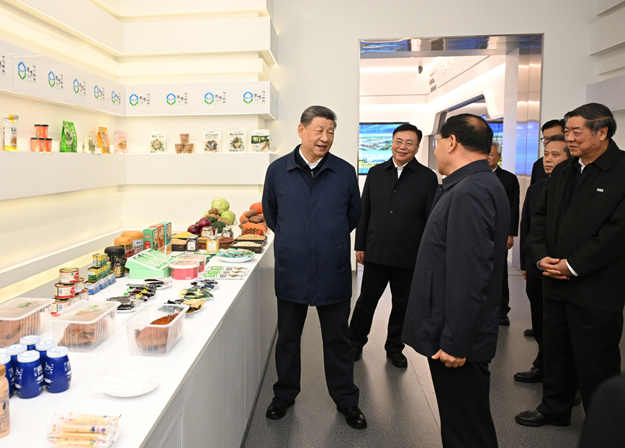 10月16日,中共中央总书记、国家主席、中央军委主席习近平在内蒙古自治区乌兰察布市考察。这是习近平在察哈尔高新技术开发区考察时,察看当地特色农牧产品展示。
