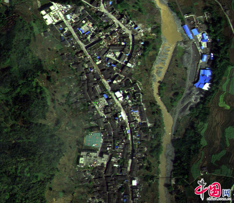 最新航拍四川雅安芦山县地震灾区[组图]